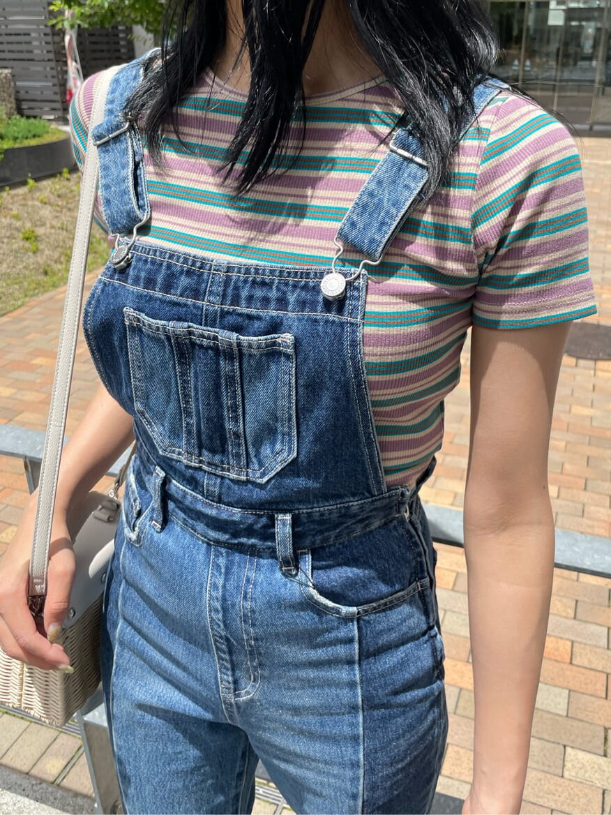 ブルー系のサロペット/オーバーオール、ホワイト系のサンダル、グリーン系のTシャツ/カットソーを着用したレディースの夏コーディネートの6枚目の写真