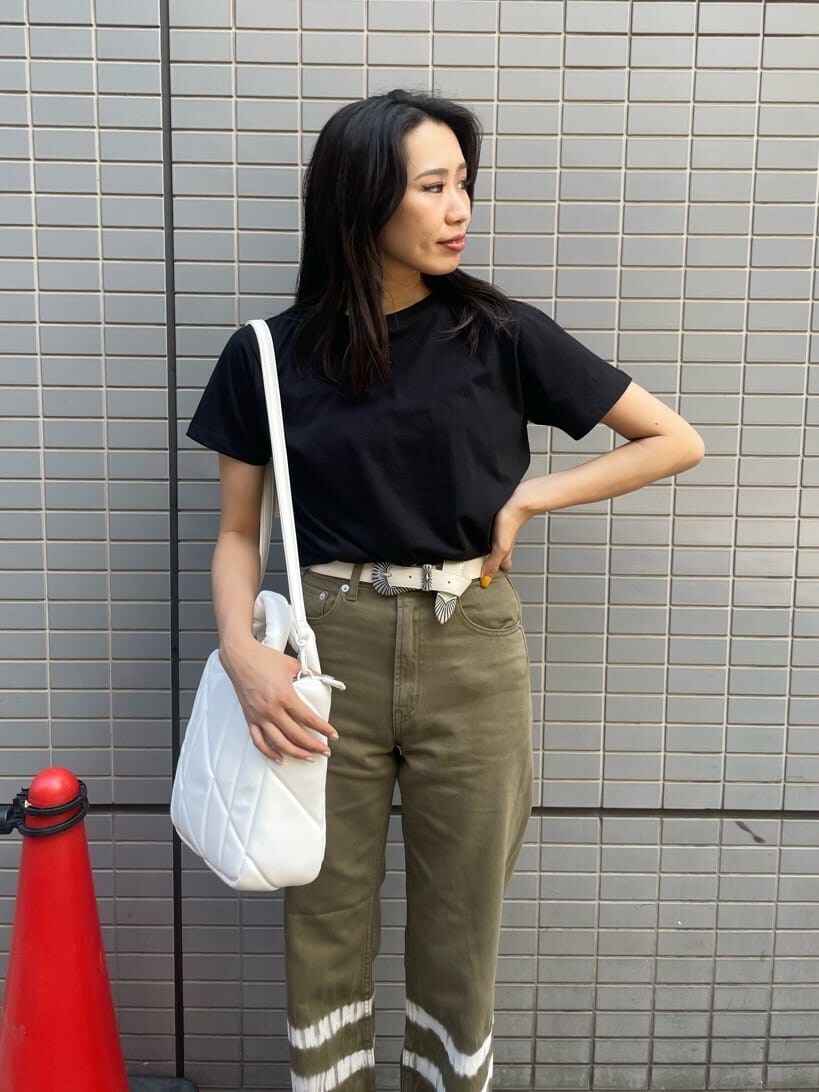 ブラック系のTシャツ/カットソー、ベージュ系のデニムパンツ、ホワイト系のベルトを着用したレディースの夏コーディネートの3枚目の写真