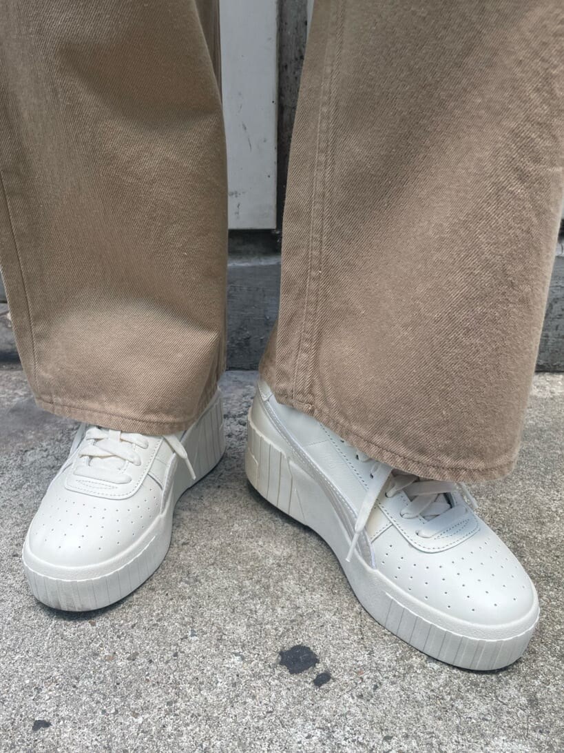 ホワイト系のTシャツ/カットソー、ホワイト系のスニーカー、ホワイト系のシャツ/ブラウスを着用したレディースの夏コーディネートの10枚目の写真