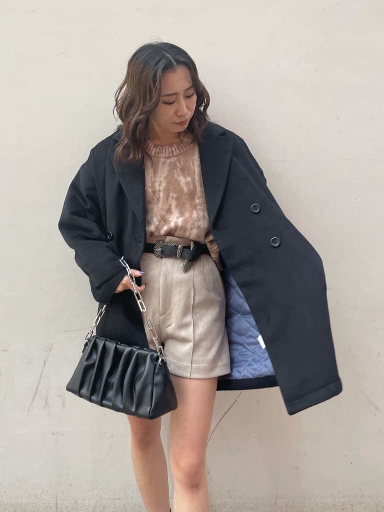 ブラック系のその他アウター、ブラック系のショルダーバッグ、ベージュ系のニット/セーターを着用したレディースの冬コーディネートの5枚目の写真