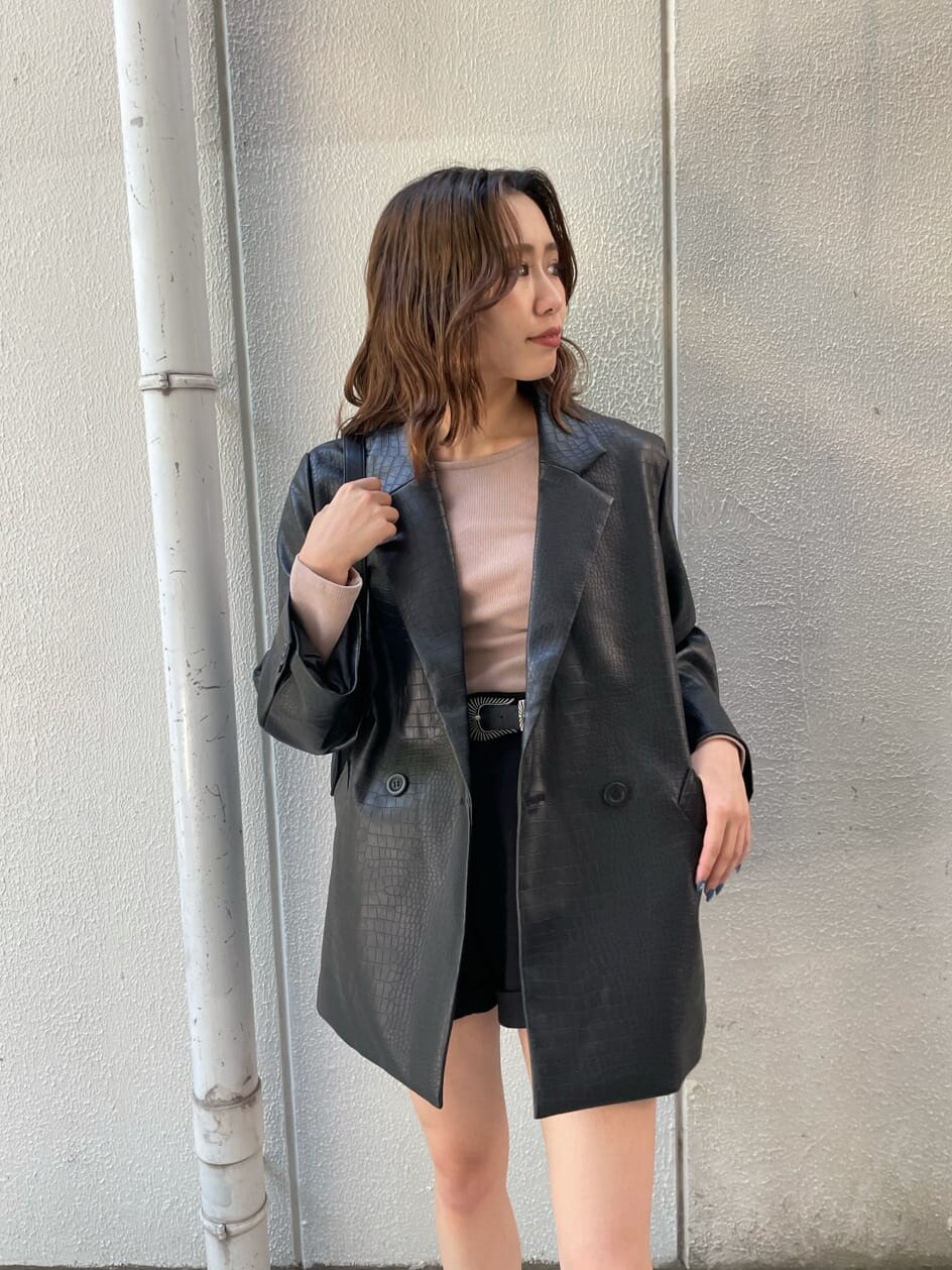 ブラック系のブーツ、ブラック系のショルダーバッグ、ブラック系のその他パンツを着用したレディースの秋コーディネートの6枚目の写真