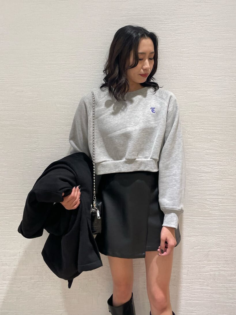 ブラック系のその他アウター、ブラック系のショルダーバッグ、ブラック系のスカートを着用したレディースの冬コーディネートの4枚目の写真