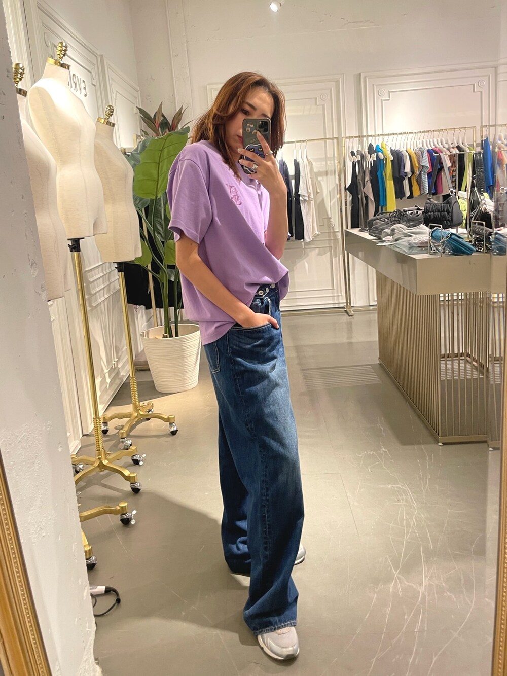 パープル系のTシャツ/カットソー、ブルー系のデニムパンツを着用したレディースの春コーディネートの3枚目の写真