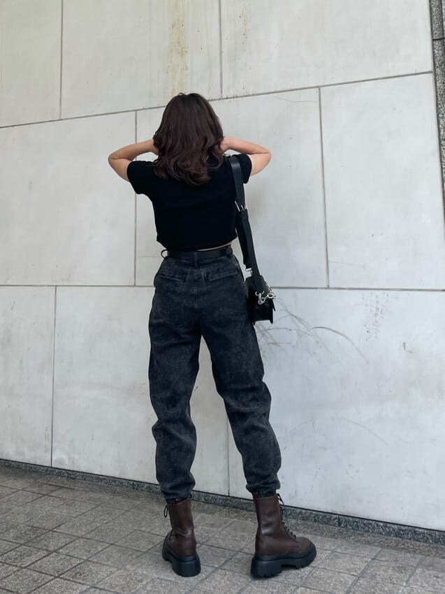 ブラック系のTシャツ/カットソー、ブラウン系のブーツ、ブラック系のデニムパンツを着用したレディースの夏コーディネートの3枚目の写真