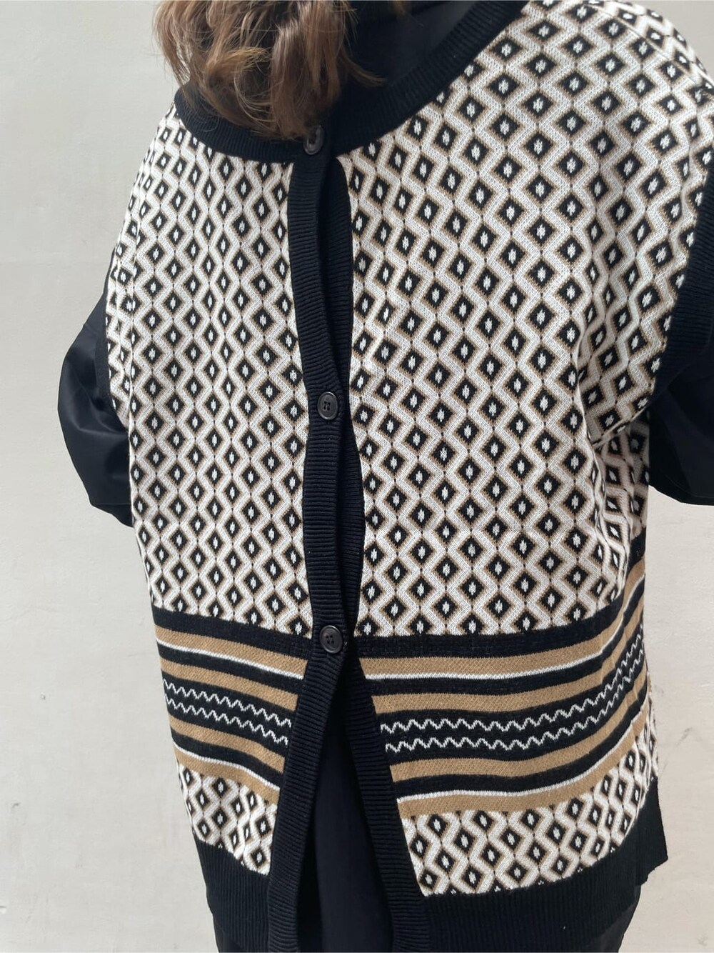 ブラック系のシャツ/ブラウス、ブラック系のブーツ、シルバー系のネックレスを着用したレディースの秋コーディネートの5枚目の写真