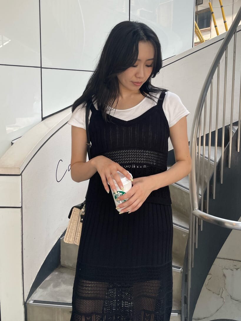 ホワイト系のTシャツ/カットソー、ブラック系のキャミソール、ブラック系のスカートを着用したレディースの夏コーディネートの3枚目の写真