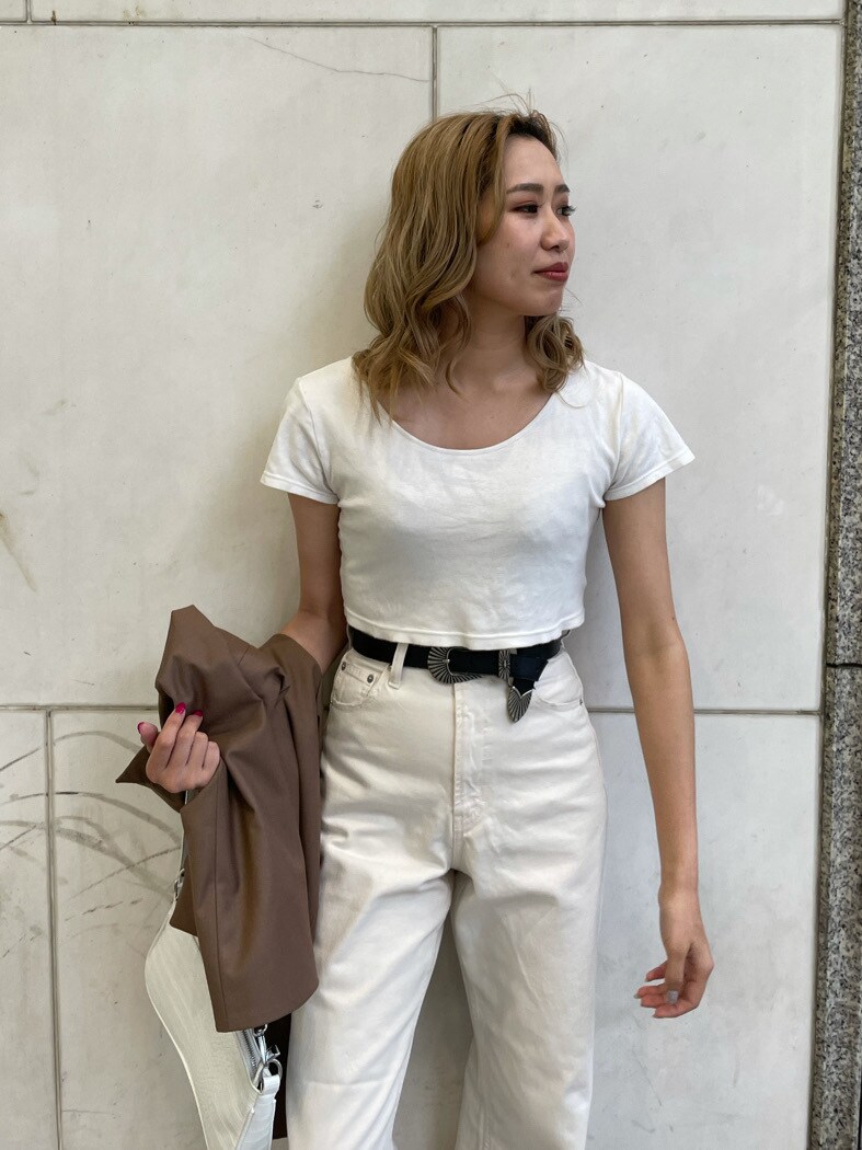 ホワイト系のデニムパンツ、ホワイト系のTシャツ/カットソー、ブラック系のベルトを着用したレディースの春コーディネートの5枚目の写真