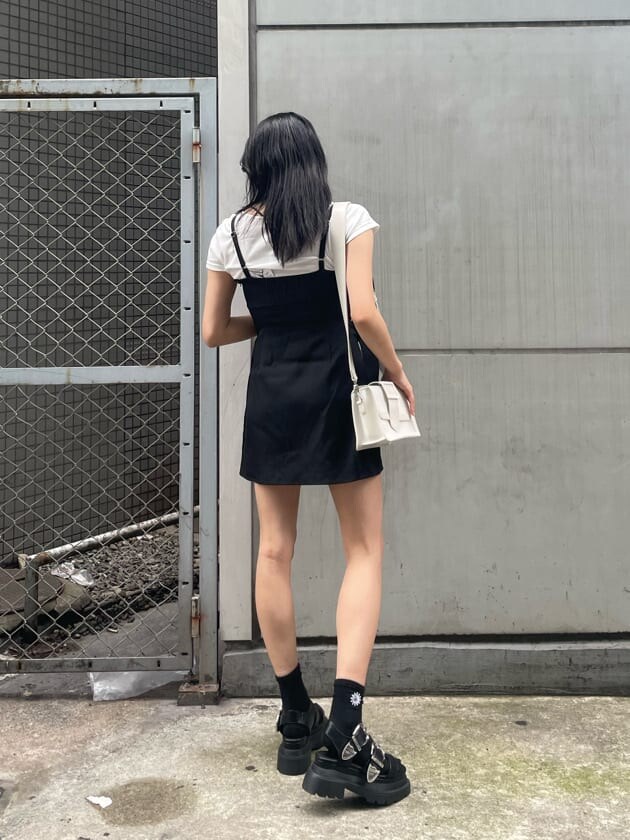 ホワイト系のTシャツ/カットソー、ブラック系のサロペット/オーバーオール、ホワイト系のショルダーバッグを着用したレディースの夏コーディネートの2枚目の写真