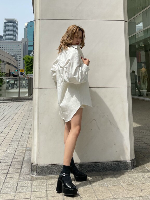 ホワイト系のシャツ/ブラウス、ブラック系のサンダル、シルバー系のネックレスを着用したレディースの春コーディネートの3枚目の写真