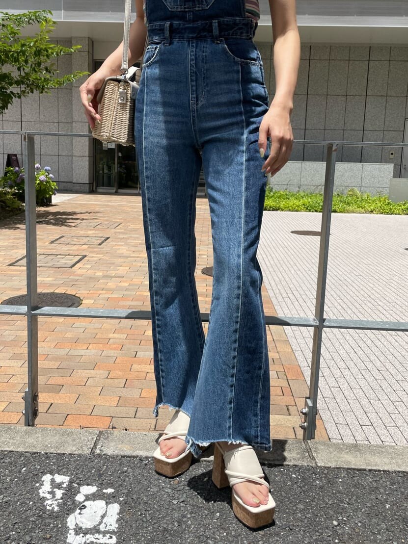 ブルー系のサロペット/オーバーオール、ホワイト系のサンダル、グリーン系のTシャツ/カットソーを着用したレディースの夏コーディネートの7枚目の写真