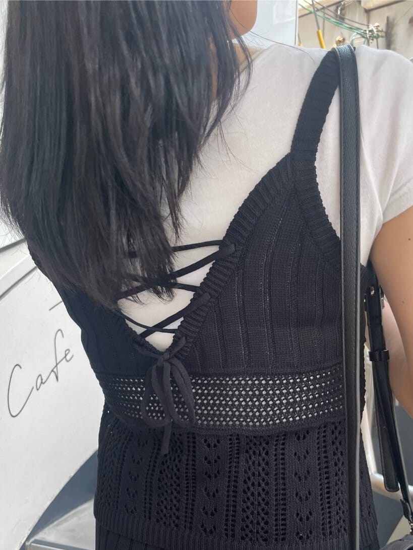 ホワイト系のTシャツ/カットソー、ブラック系のキャミソール、ブラック系のスカートを着用したレディースの夏コーディネートの9枚目の写真