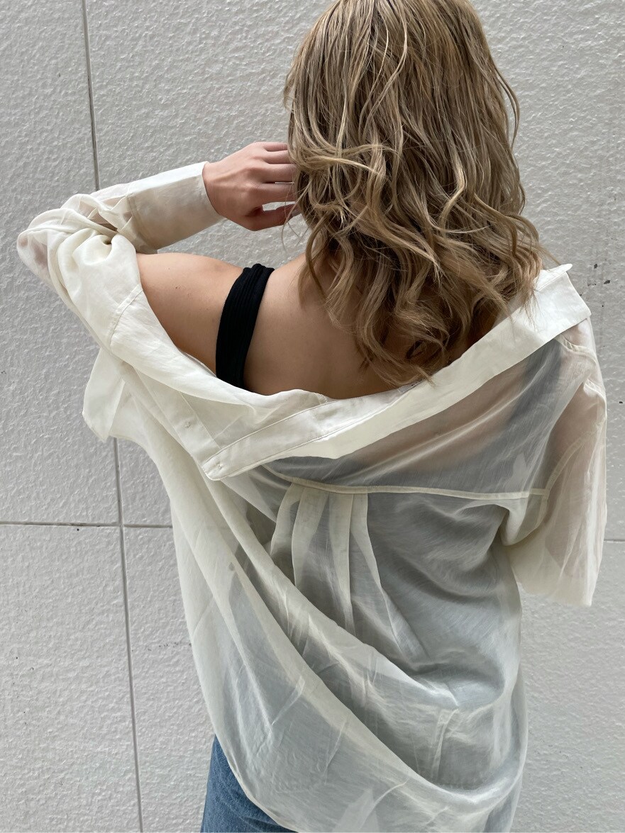 ホワイト系のシャツ/ブラウス、ブラック系のサンダル、ブルー系のデニムパンツを着用したレディースの夏コーディネートの3枚目の写真