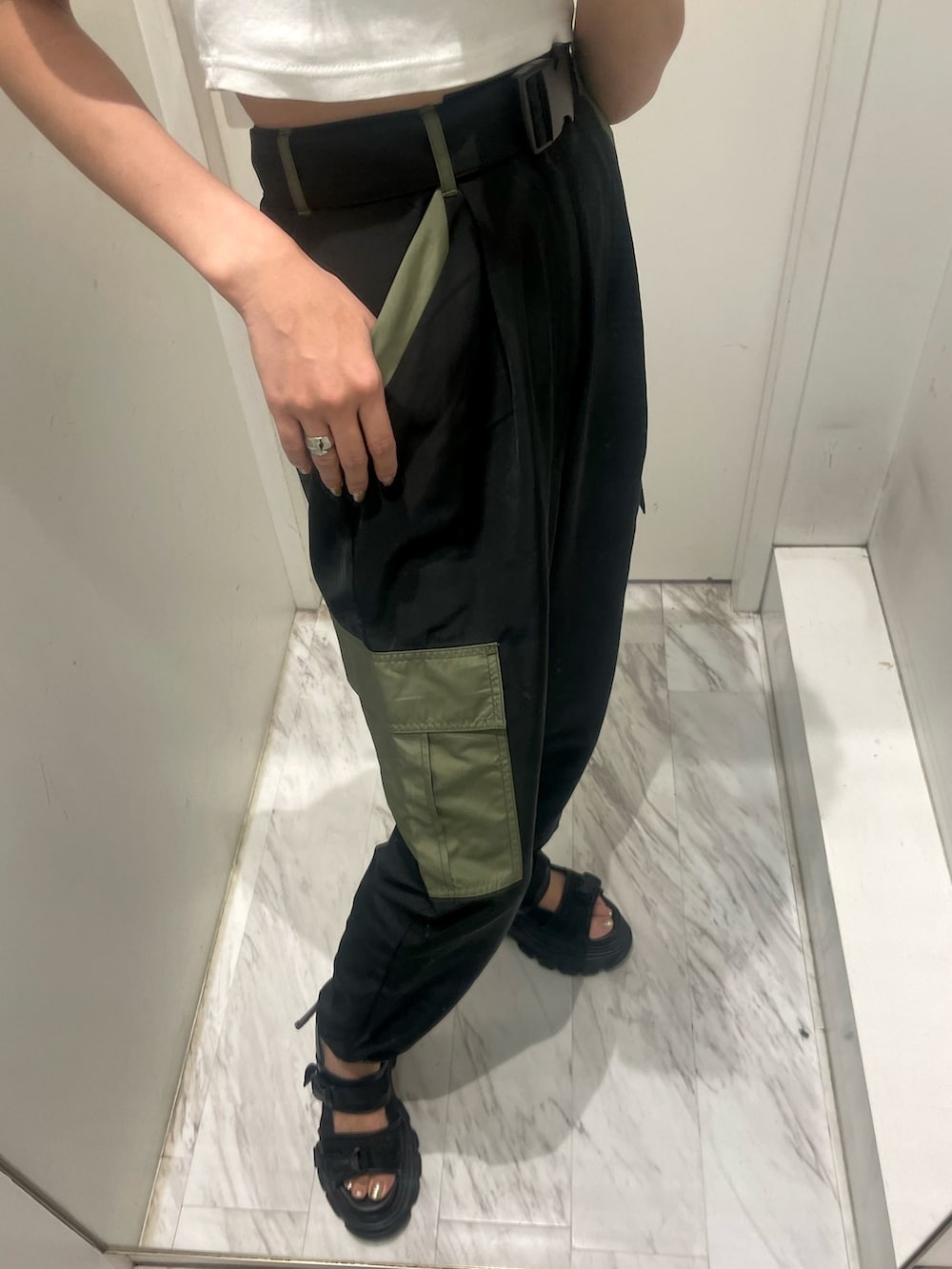 ホワイト系のTシャツ/カットソー、ブラック系のその他パンツ、ブラック系のサンダルを着用したレディースの夏コーディネートの5枚目の写真