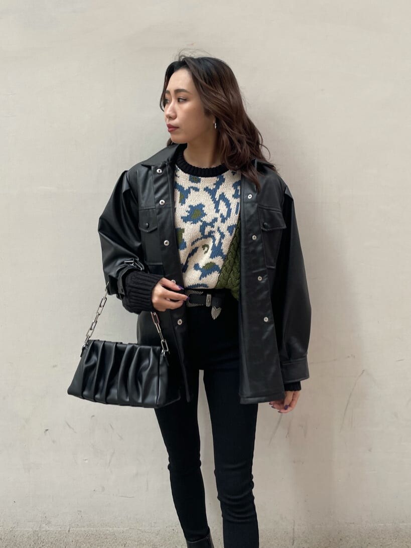 ブラック系のテーラードジャケット、ブラック系のショルダーバッグ、ブラック系のブーツを着用したレディースの冬コーディネートの6枚目の写真