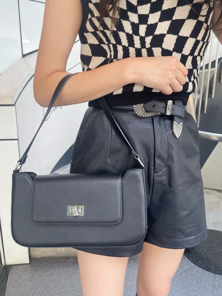 「EVRIS、バッグ、エヴリス、ショート丈、クロップド丈、ミニバッグ、ショートパンツ、秋先取りコーデ、インソール、ロングブーツ、162センチ、ショルダーバッグ、ニット、スクエアトゥ、162cm」｜「EVRISのレザーライクタックショートパンツ（その他パンツ、ブラック系）」を使った、AKARIさん（レディース・162cm）の夏コーディネートの5枚目の写真