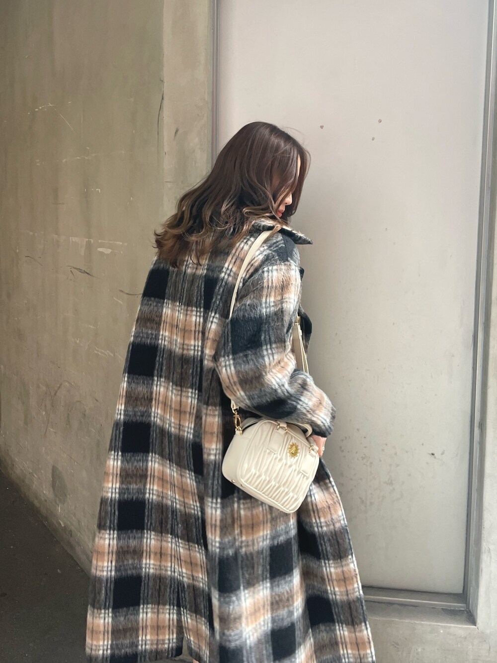 グレー系のその他アウター、ブラック系のニット/セーター、ブラック系のその他パンツを着用したレディースの冬コーディネートの7枚目の写真