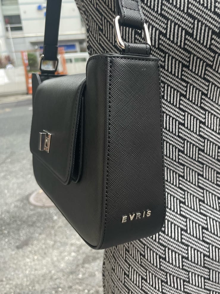 ブラック系のワンピース、ブラック系のショルダーバッグ、ブラック系のサンダルを着用したレディースの夏コーディネートの6枚目の写真