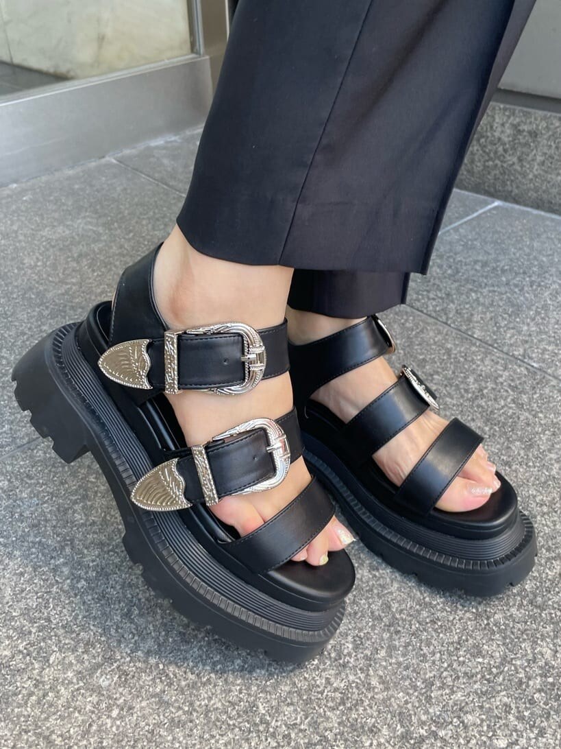 ブラック系のその他パンツ、オレンジ系のTシャツ/カットソー、ブラック系のショルダーバッグを着用したレディースの夏コーディネートの10枚目の写真