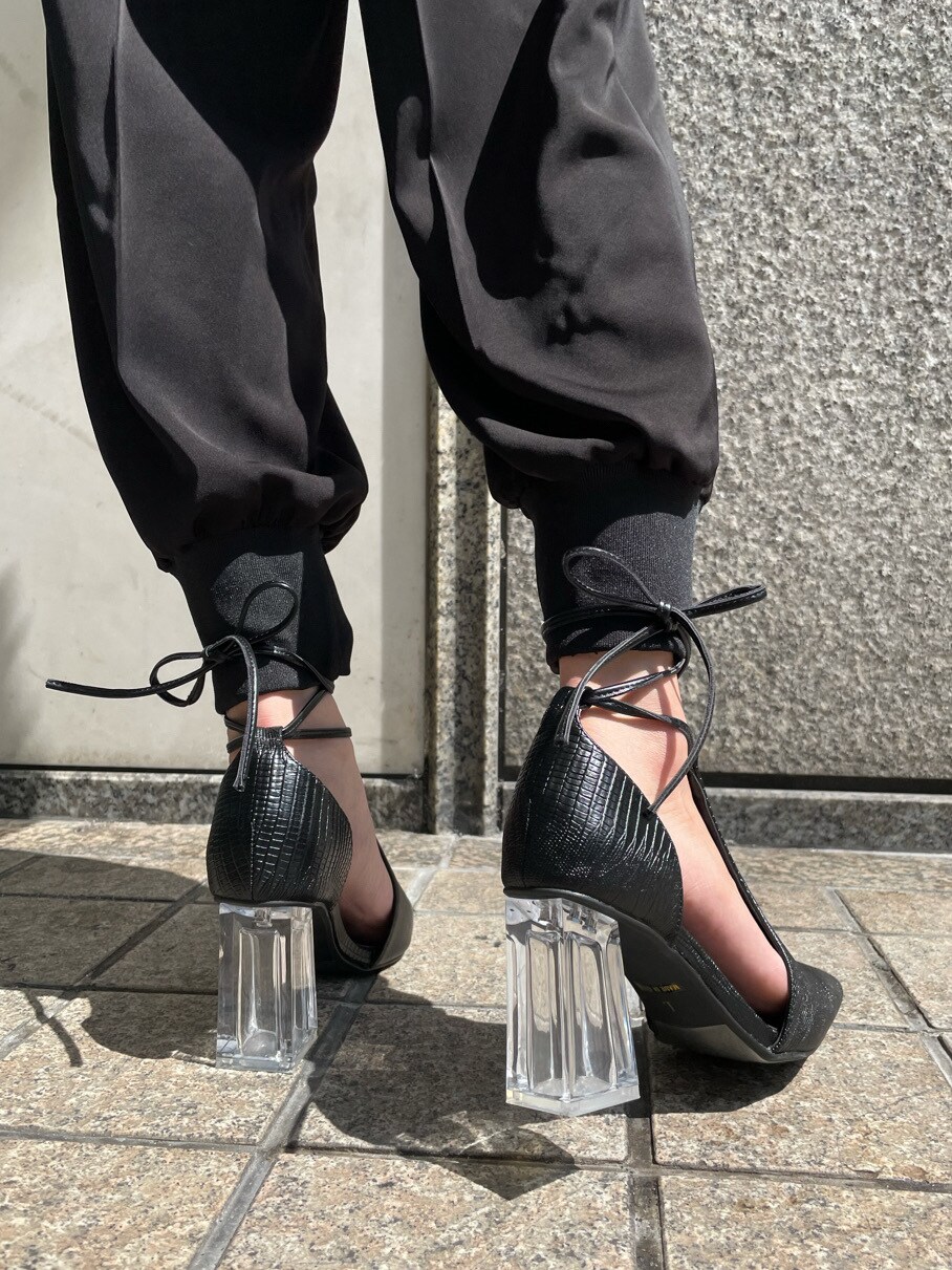 ブラック系のパンプス、ブラック系のその他パンツ、ブラック系のハンドバッグを着用したレディースの春コーディネートの6枚目の写真