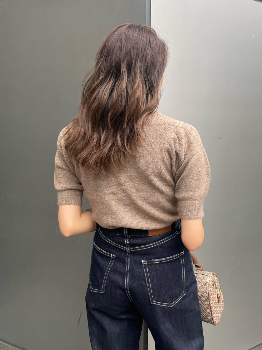 ブラック系のブーツ、ブラウン系のボストンバッグ、ブルー系のデニムパンツを着用したレディースの夏コーディネートの5枚目の写真