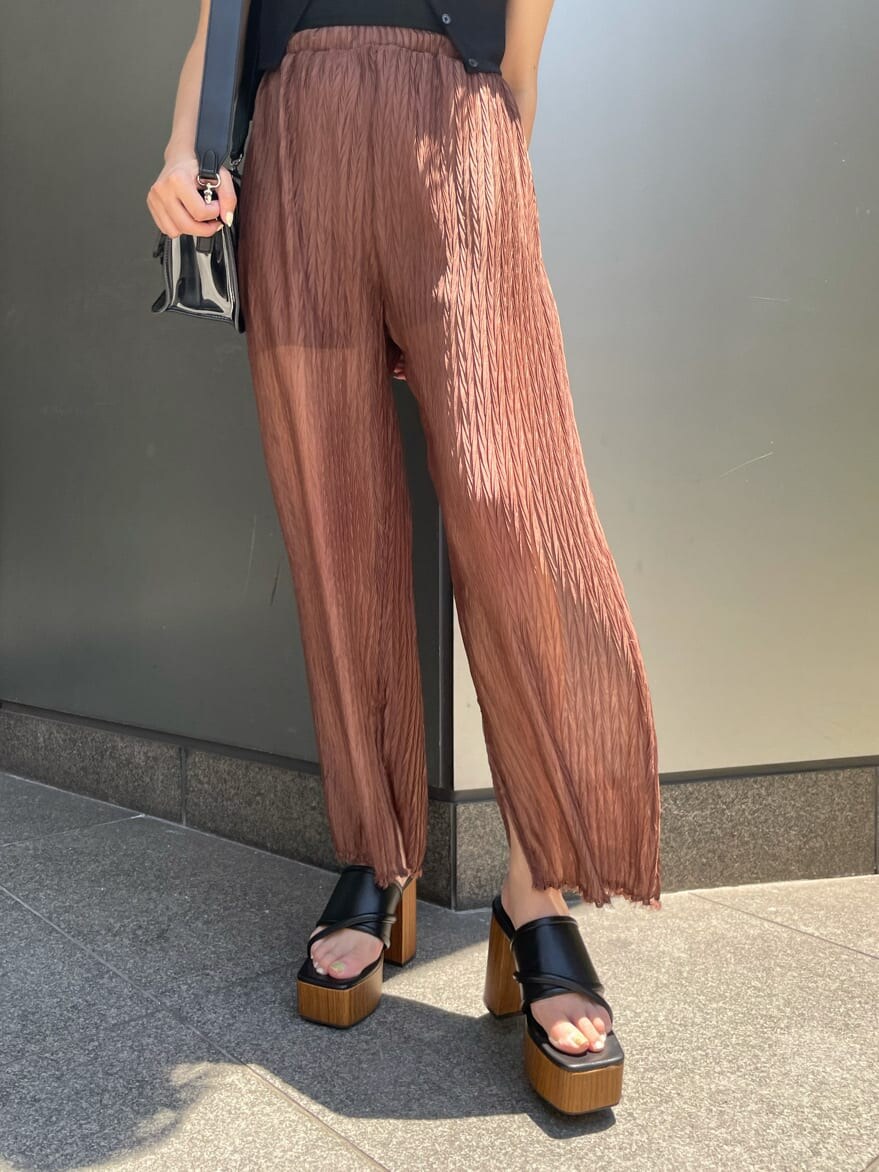 ブラウン系のその他パンツ、ブラック系のサンダル、ブラック系のTシャツ/カットソーを着用したレディースの夏コーディネートの5枚目の写真