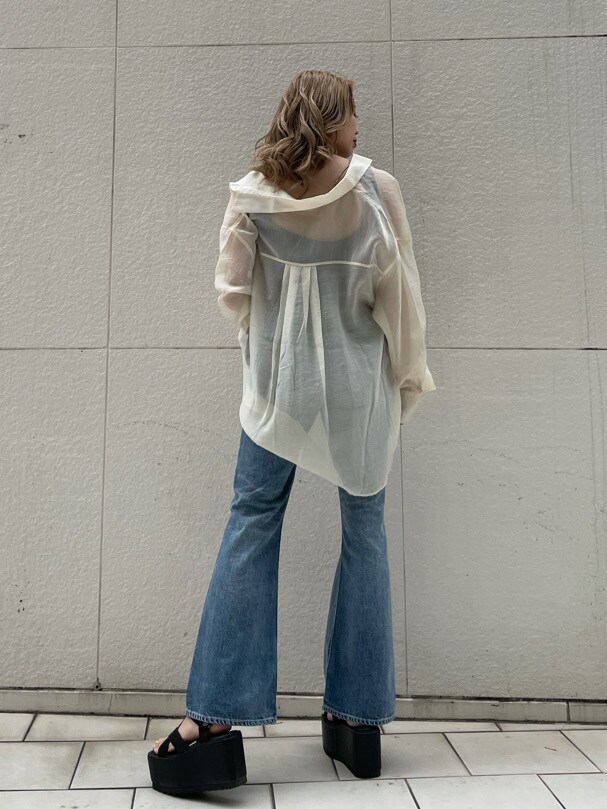 ホワイト系のシャツ/ブラウス、ブラック系のサンダル、ブルー系のデニムパンツを着用したレディースの夏コーディネートの5枚目の写真