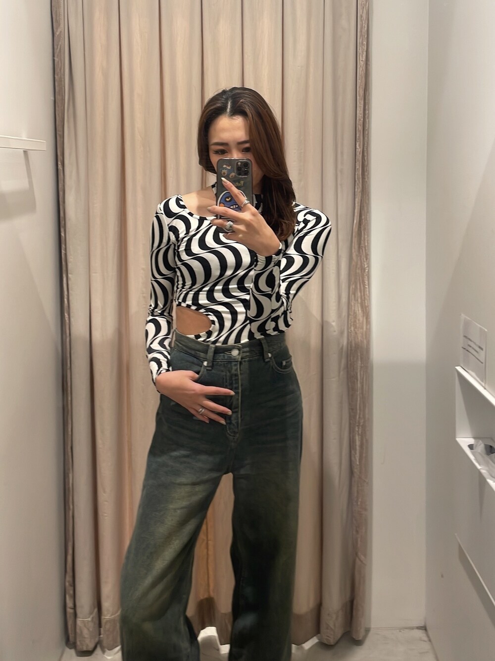 ブラック系のTシャツ/カットソー、ブラック系のブーツを着用したレディースの春コーディネートの5枚目の写真