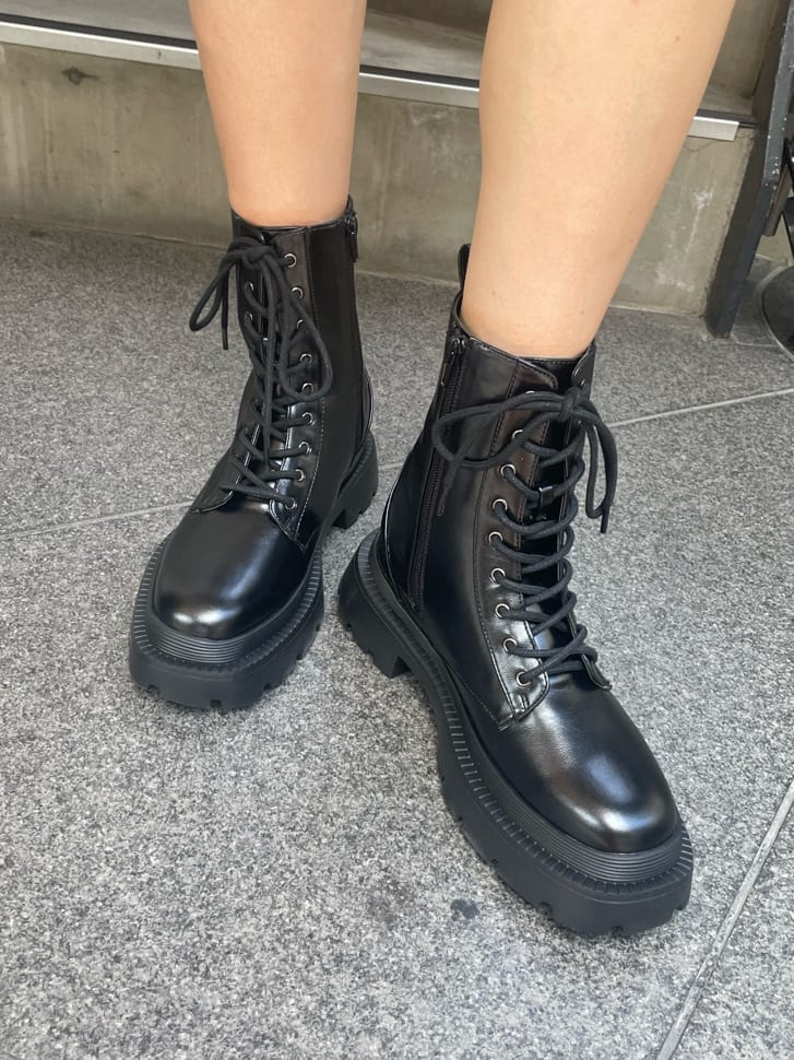 ブラック系のブーツ、ホワイト系のショルダーバッグ、ブラック系のその他パンツを着用したレディースの夏コーディネートの6枚目の写真