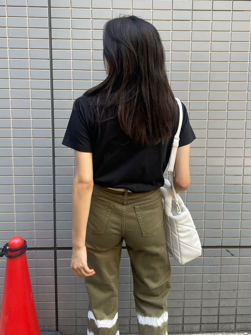 ブラック系のTシャツ/カットソー、ベージュ系のデニムパンツ、ホワイト系のベルトを着用したレディースの夏コーディネートの4枚目の写真