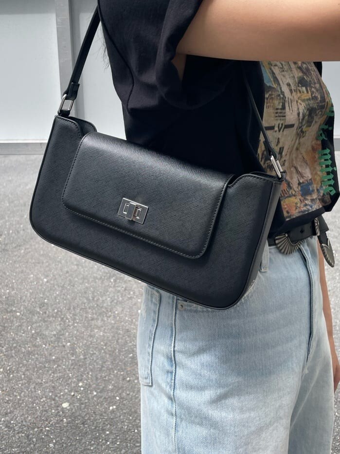 ブラック系のショルダーバッグ、ブルー系のデニムパンツ、ブラック系のTシャツ/カットソーを着用したレディースの夏コーディネートの6枚目の写真