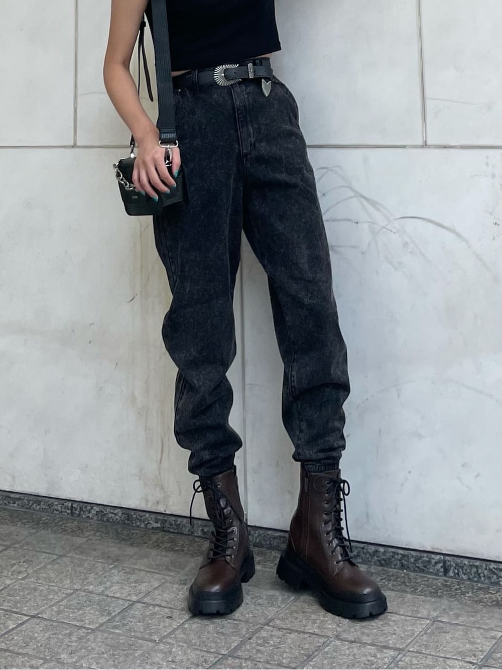 ブラック系のTシャツ/カットソー、ブラウン系のブーツ、ブラック系のデニムパンツを着用したレディースの夏コーディネートの5枚目の写真