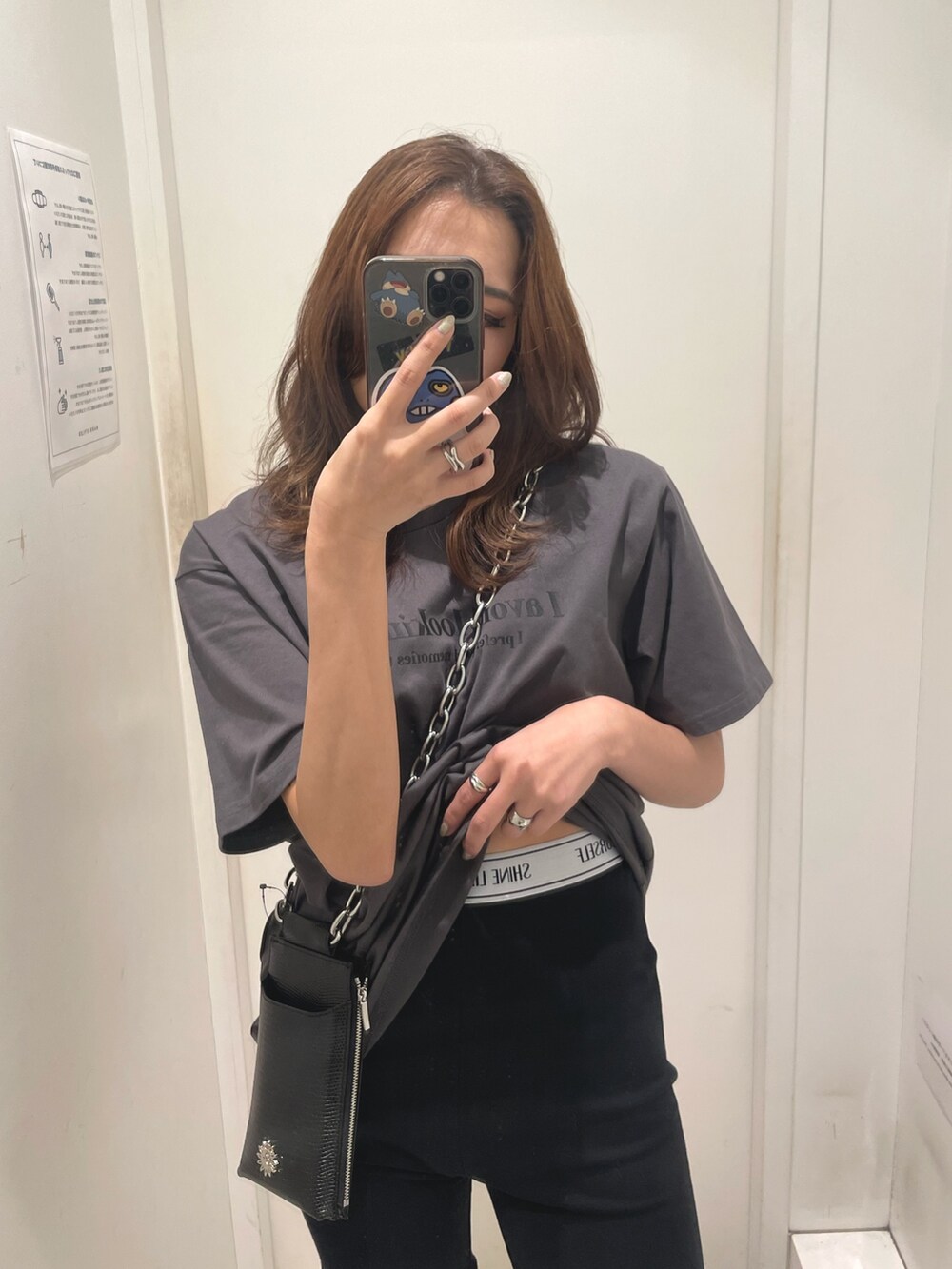 ブラック系のTシャツ/カットソー、ブラック系のショルダーバッグ、ブラック系のその他パンツを着用したレディースの春コーディネートの3枚目の写真