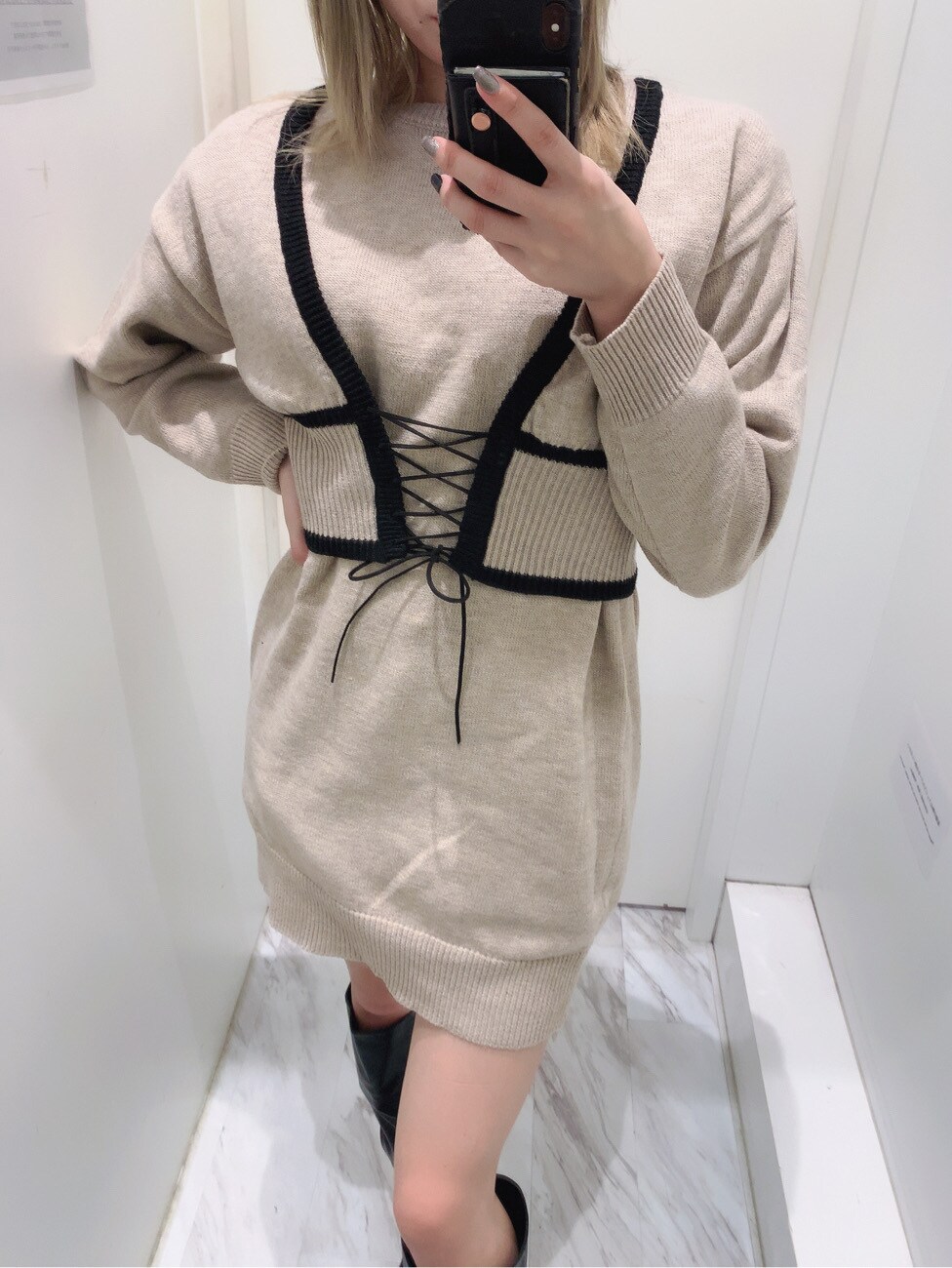 ブラック系のブーツを着用したレディースの秋コーディネートの2枚目の写真