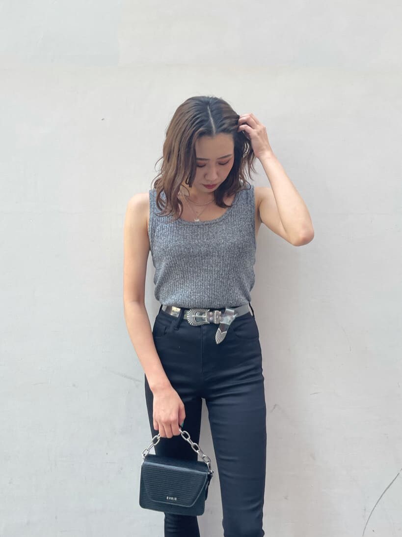 ブラック系のニット/セーター、ブラック系のブーツ、ブラック系のデニムパンツを着用したレディースの夏コーディネートの3枚目の写真