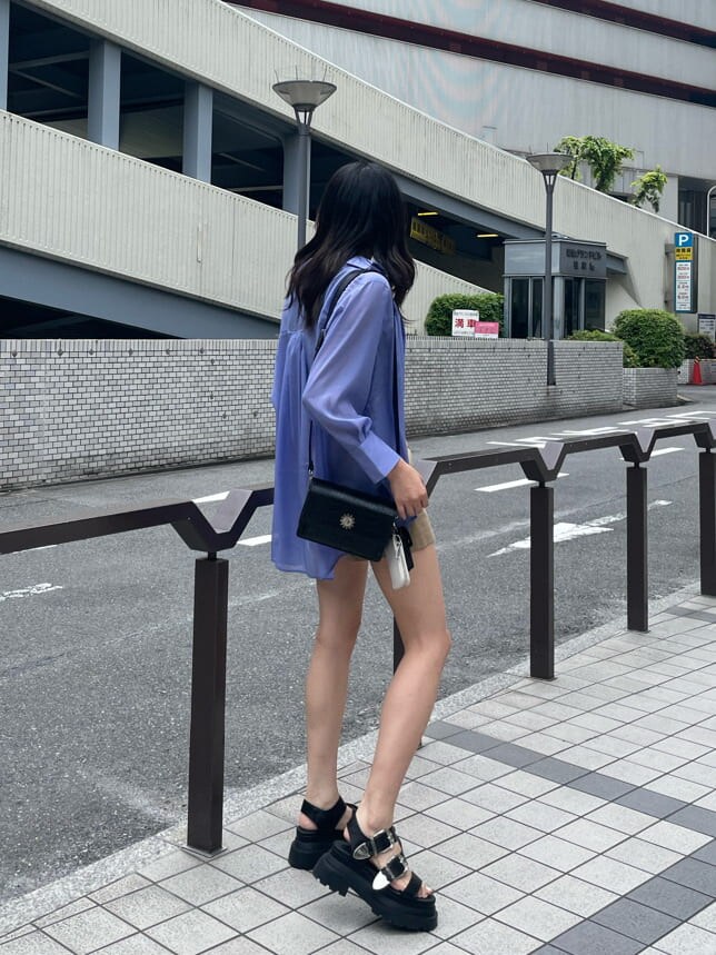 ブルー系のシャツ/ブラウス、ベージュ系のその他パンツ、ブラック系のショルダーバッグを着用したレディースの春コーディネートの3枚目の写真