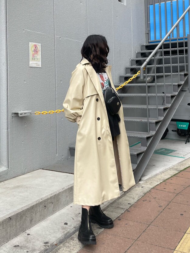 ブラック系のボディバッグ/ウエストポーチ、ブラック系のTシャツ/カットソー、ブラック系のブーツを着用したレディースの冬コーディネートの2枚目の写真