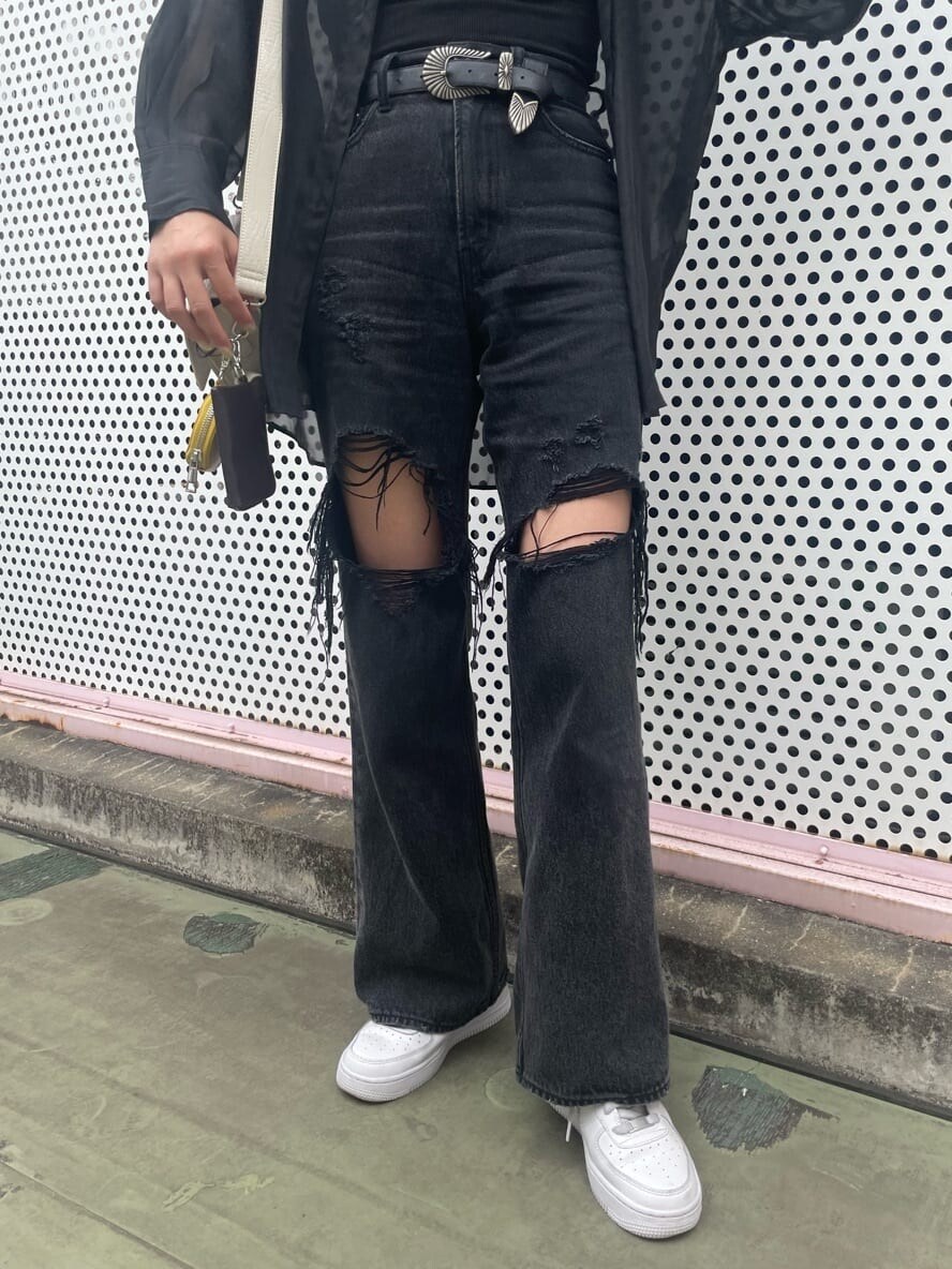 ブラック系のデニムパンツ、ブラック系のキャミソール、ブラック系のシャツ/ブラウスを着用したレディースの夏コーディネートの6枚目の写真