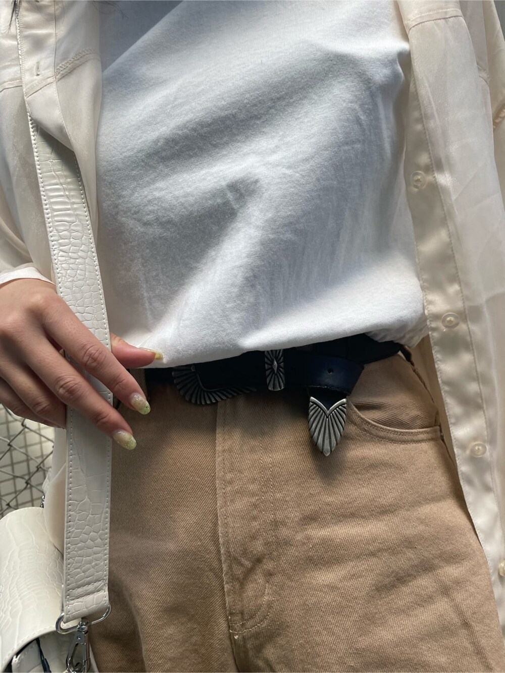 ホワイト系のTシャツ/カットソー、ホワイト系のスニーカー、ホワイト系のシャツ/ブラウスを着用したレディースの夏コーディネートの7枚目の写真