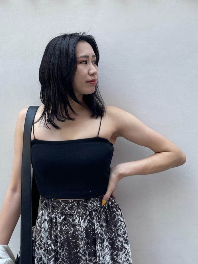 ブラック系のサンダル、その他のスラックスを着用したレディースの夏コーディネートの5枚目の写真