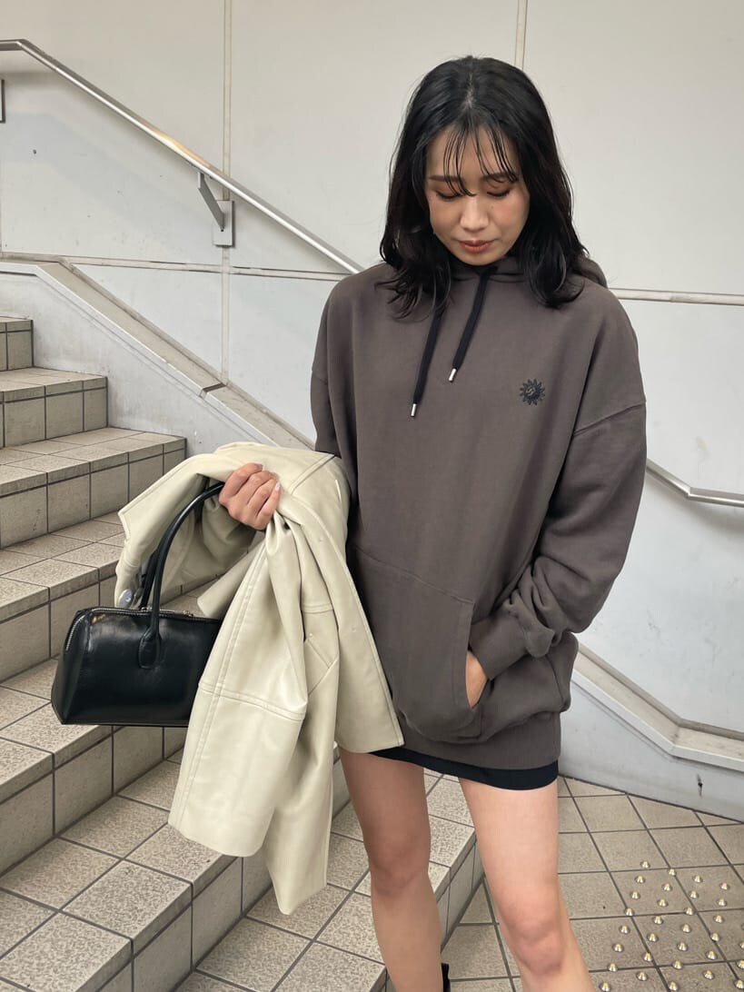 ホワイト系のテーラードジャケット、ブラック系のスカート、ブラック系のブーツを着用したレディースの冬コーディネートの4枚目の写真