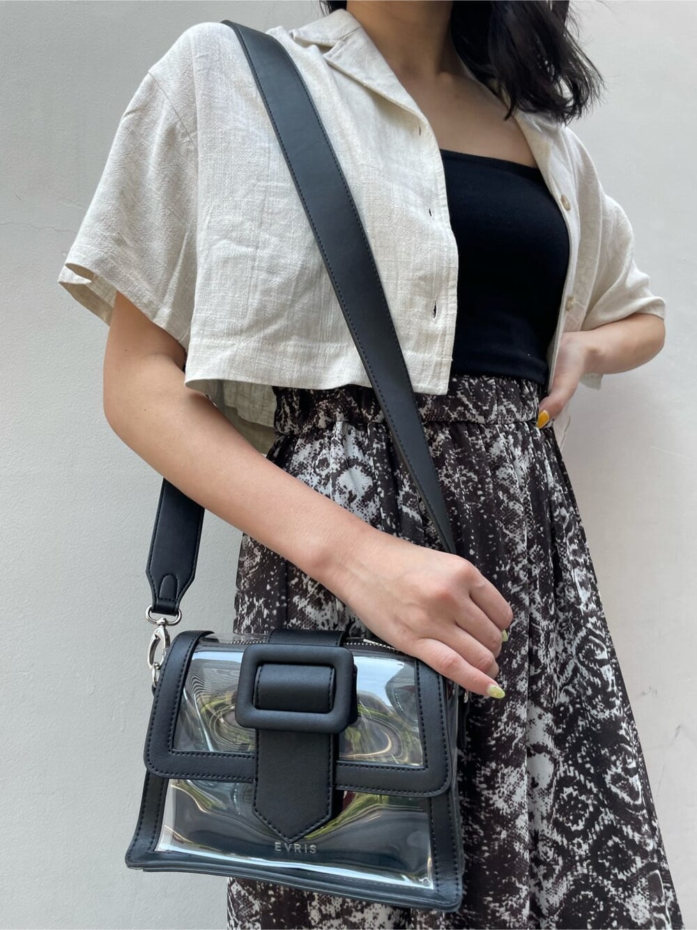 ブラック系のサンダル、その他のスラックスを着用したレディースの夏コーディネートの4枚目の写真