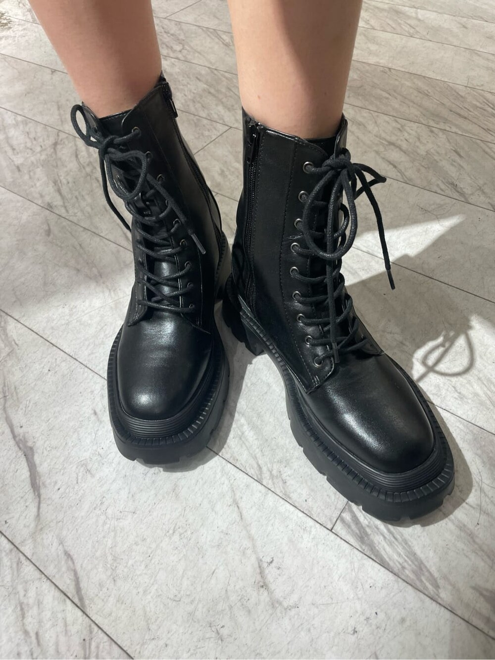 ブラック系のブーツ、グリーン系のシャツワンピース、ブラック系のボディバッグ/ウエストポーチを着用したレディースの冬コーディネートの8枚目の写真