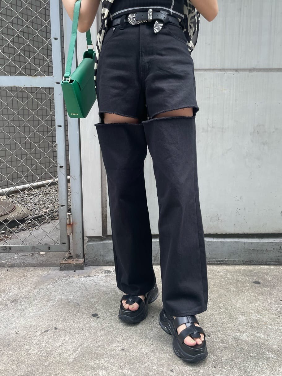 ブラック系のサンダル、その他のシャツ/ブラウス、グリーン系のショルダーバッグを着用したレディースの春コーディネートの7枚目の写真