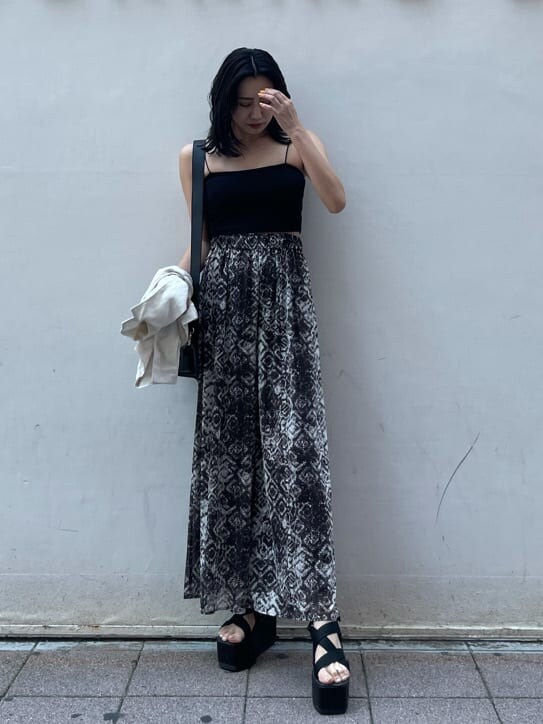 ブラック系のサンダル、その他のスラックスを着用したレディースの夏コーディネートの3枚目の写真
