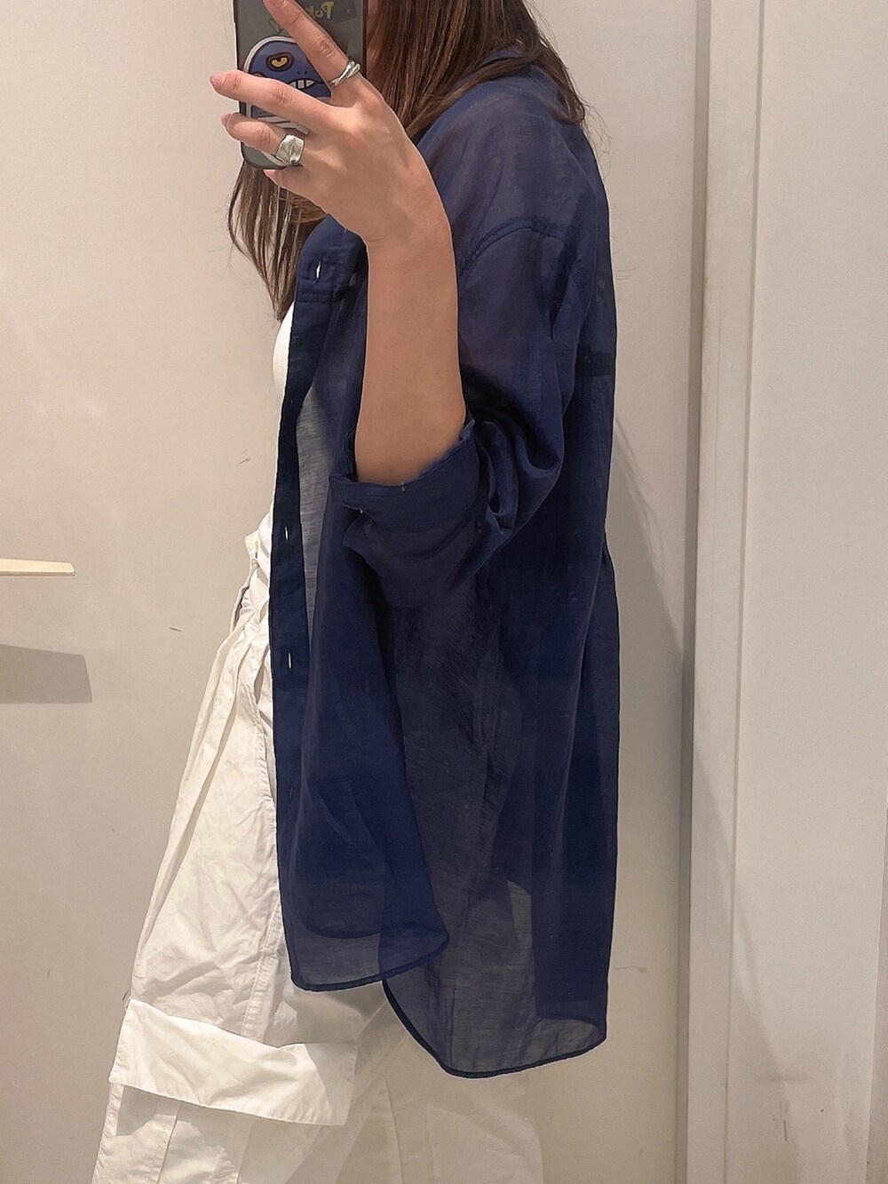 ブルー系のシャツ/ブラウス、ホワイト系のキャミソール、ホワイト系のカーゴパンツを着用したレディースの春コーディネートの4枚目の写真