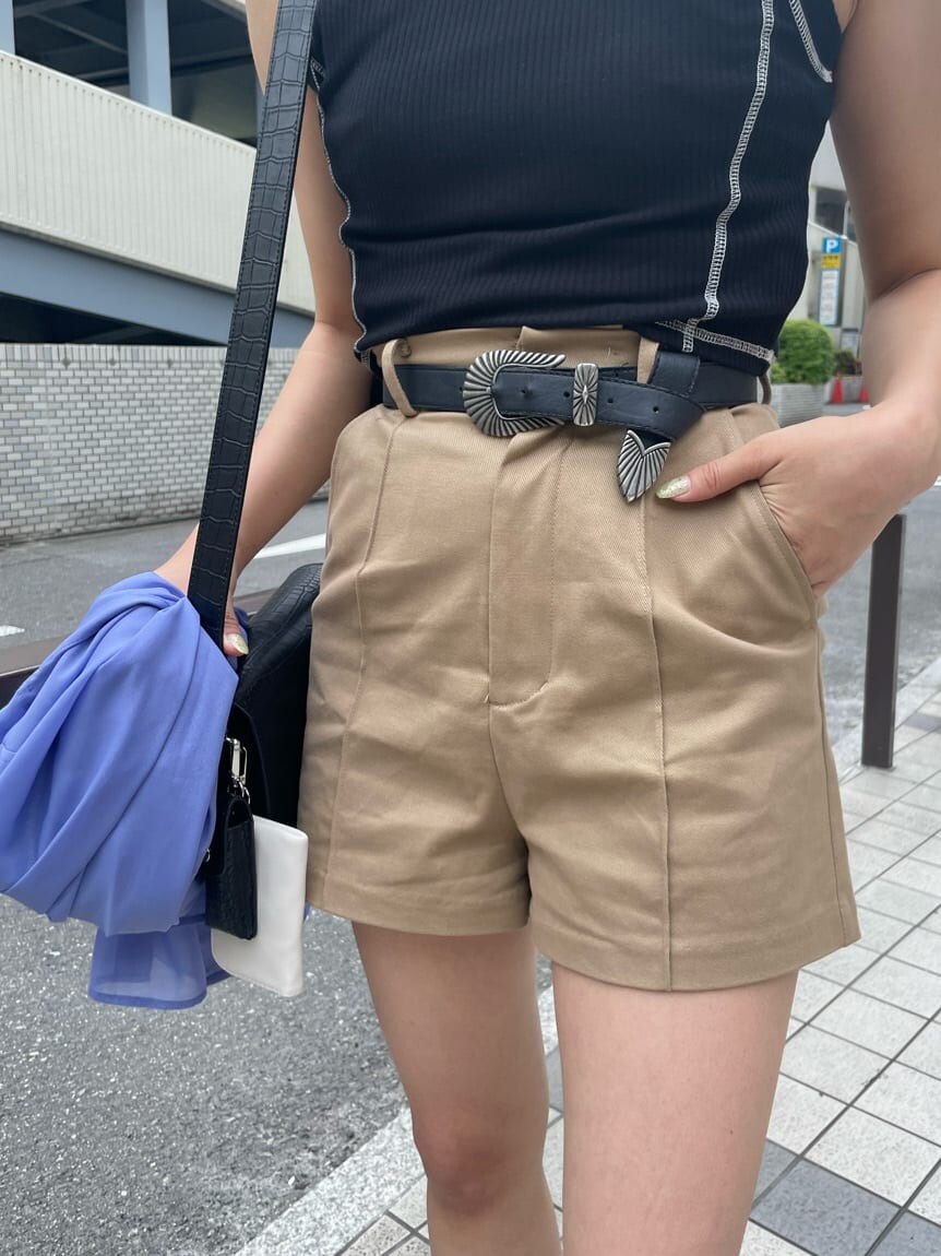 ブルー系のシャツ/ブラウス、ベージュ系のその他パンツ、ブラック系のショルダーバッグを着用したレディースの春コーディネートの7枚目の写真