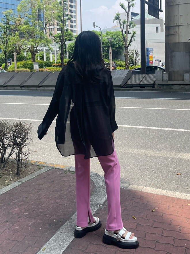 ピンク系のその他パンツ、ブラック系のシャツ/ブラウス、ホワイト系のキャミソールを着用したレディースの夏コーディネートの2枚目の写真