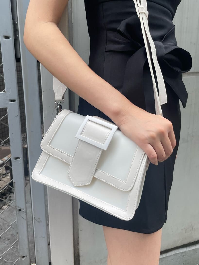 ホワイト系のTシャツ/カットソー、ブラック系のサロペット/オーバーオール、ホワイト系のショルダーバッグを着用したレディースの夏コーディネートの6枚目の写真