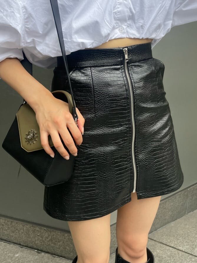 ブラック系のブーツ、ホワイト系のシャツ/ブラウス、ブラック系のスカートを着用したレディースの夏コーディネートの7枚目の写真