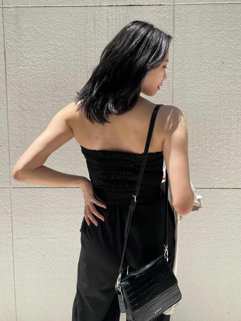 ブラック系のサンダル、ブラック系のつなぎ/オールインワン、ベージュ系のシャツ/ブラウスを着用したレディースの夏コーディネートの6枚目の写真